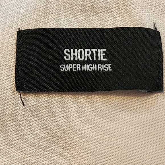 Express tan super high rise shortie shorts Size 6 - Picture 9 of 16